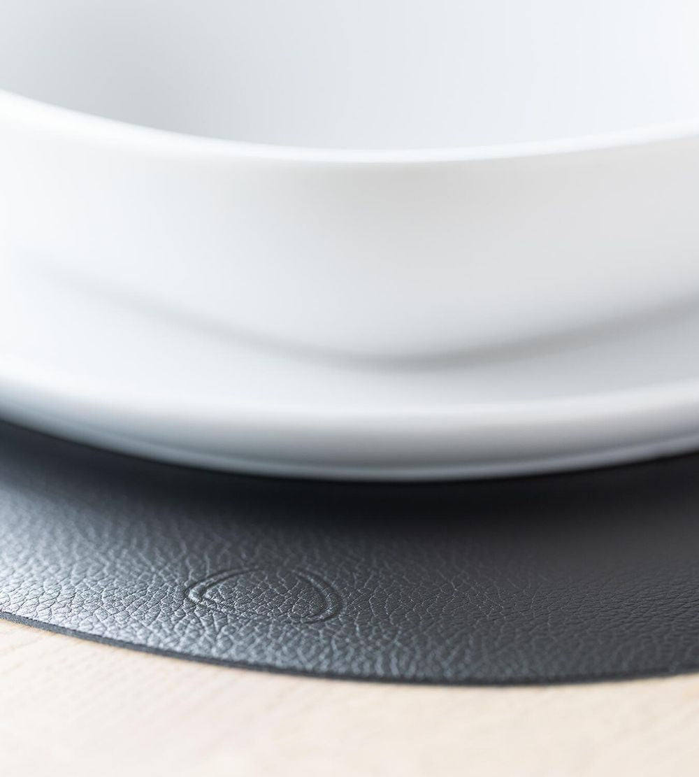 Lind Dna Curve Placemat Serene Leather L, Black