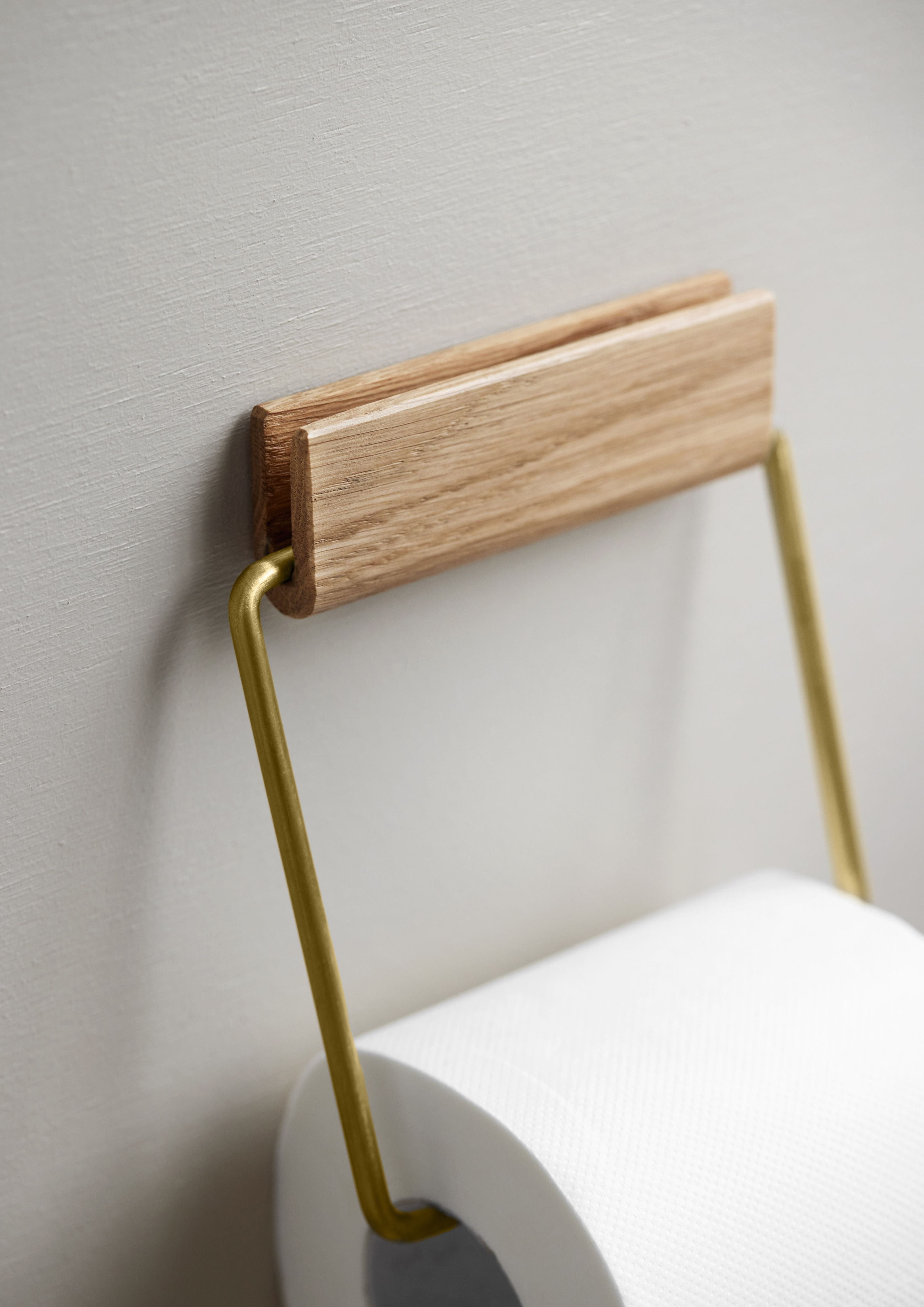 Moebe Toilet Paper Holder, Oak/Brass